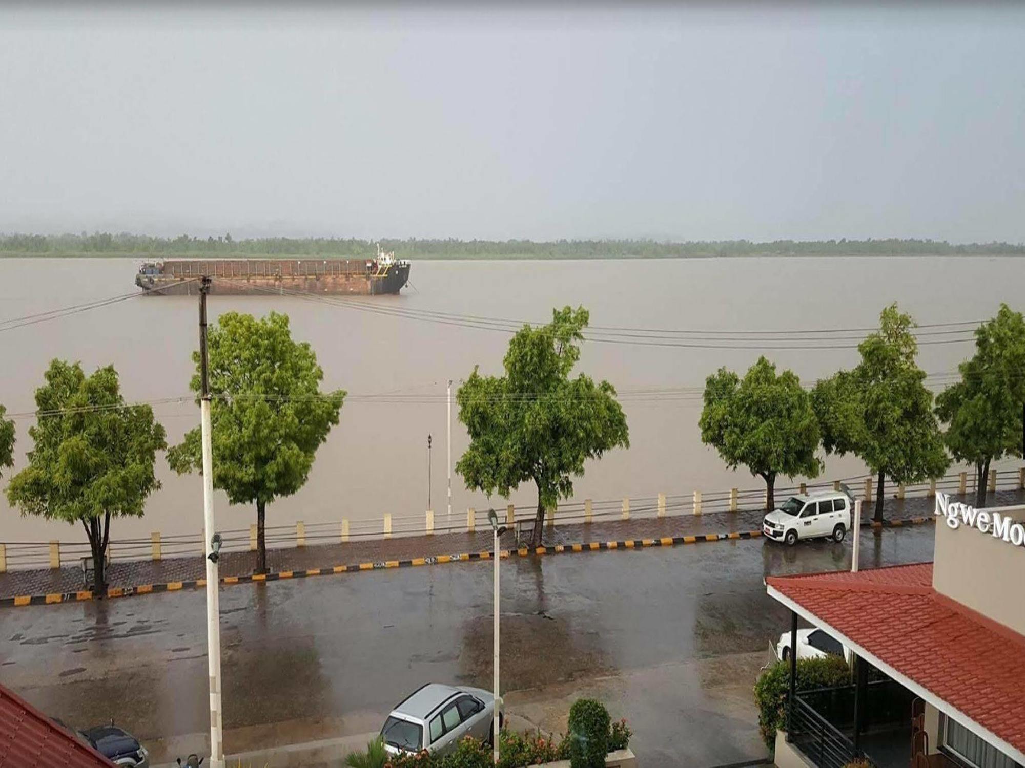 Ngwe Moe Hotel Mawlamyine Buitenkant foto