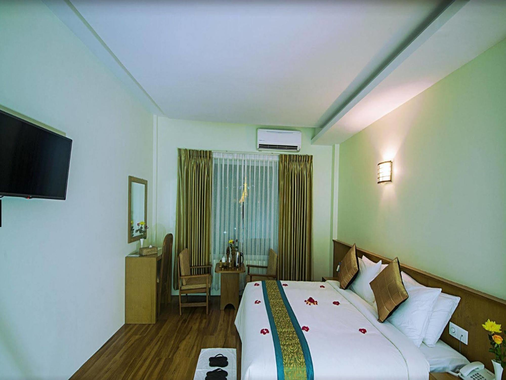 Ngwe Moe Hotel Mawlamyine Buitenkant foto