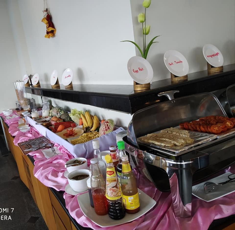 Ngwe Moe Hotel Mawlamyine Buitenkant foto
