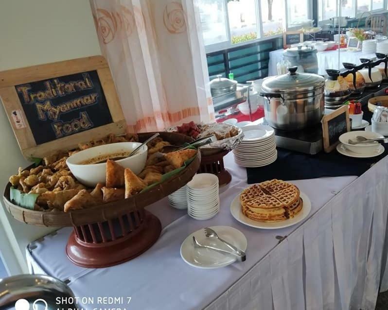Ngwe Moe Hotel Mawlamyine Buitenkant foto